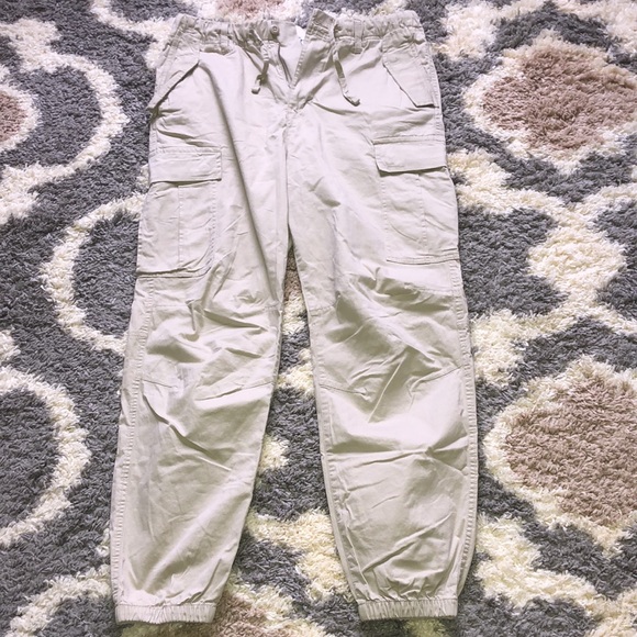 H&M Pants Nwt Hm Regular Fit Coupe Standard Khaki Elastic Leg